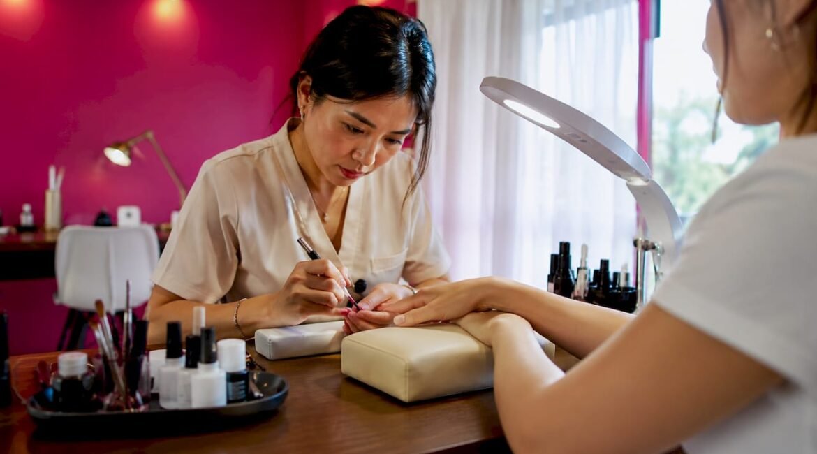Professionista della bellezza impegnata nella cura e nella ricostruzione delle unghie con gel.