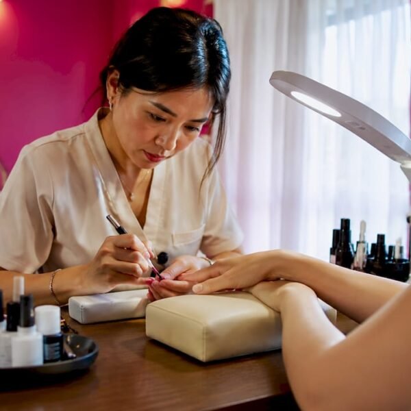 Professionista della bellezza impegnata nella cura e nella ricostruzione delle unghie con gel.