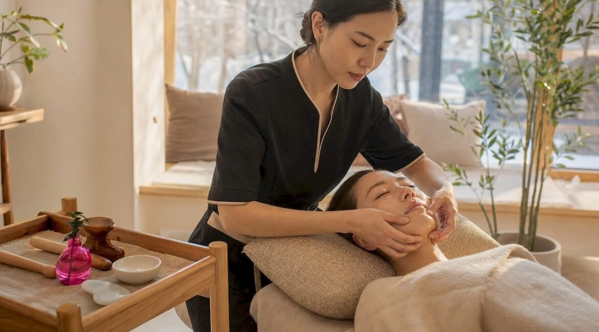 Professionista certificato esegue massaggi Kobido per il viso