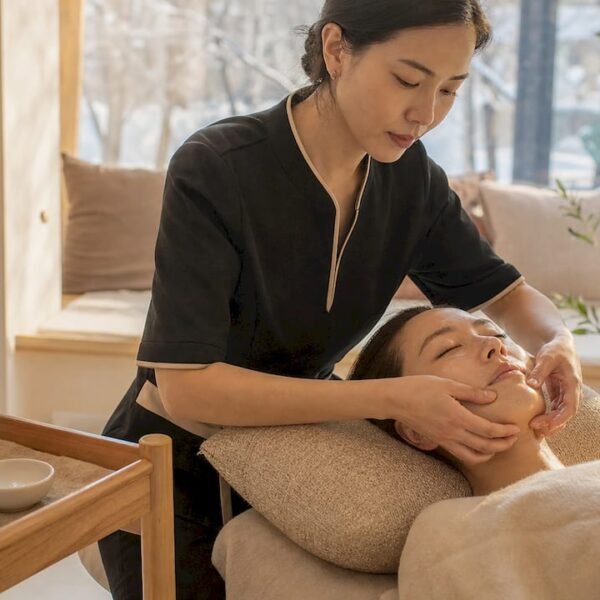 Professionista certificato esegue massaggi Kobido per il viso