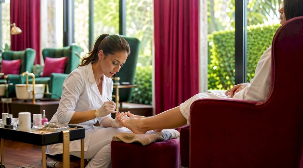 Estetista alle prese con un trattamento pedicure in salone
