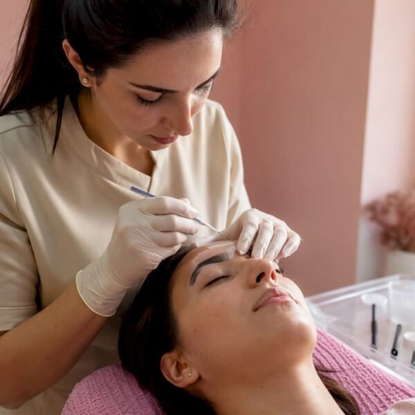 Specialista in estetica che esegue trattamenti di doppia laminazione direttamente in salone