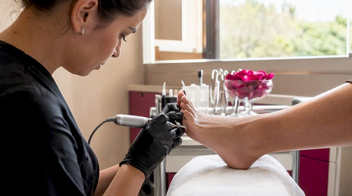 Mani esperte all’opera con una tecnica avanzata di pedicure