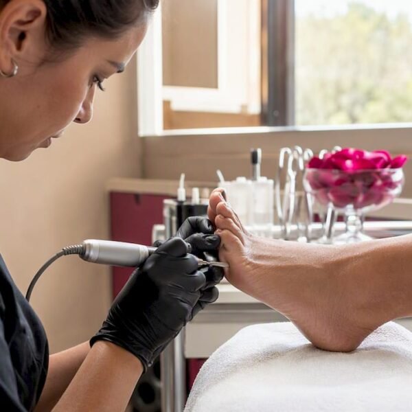 Mani esperte all’opera con una tecnica avanzata di pedicure