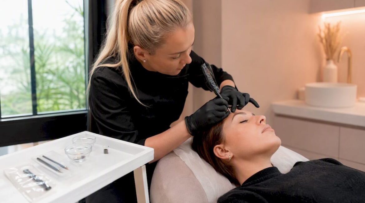 Dettaglio ravvicinato della tecnica manuale di microblading per sopracciglia