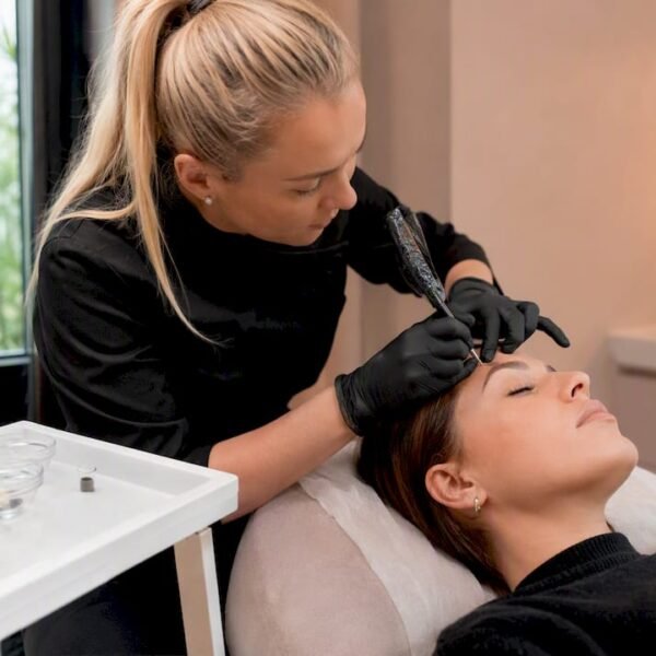 Dettaglio ravvicinato della tecnica manuale di microblading per sopracciglia