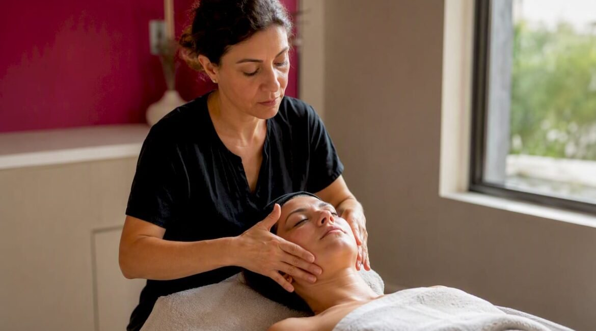 Una estetista esperta si prende cura del viso con un massaggio Kobido, regalando un momento di benessere e luminosità alla pelle.