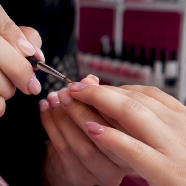 Applicazione del gel semipermanente sulle unghie