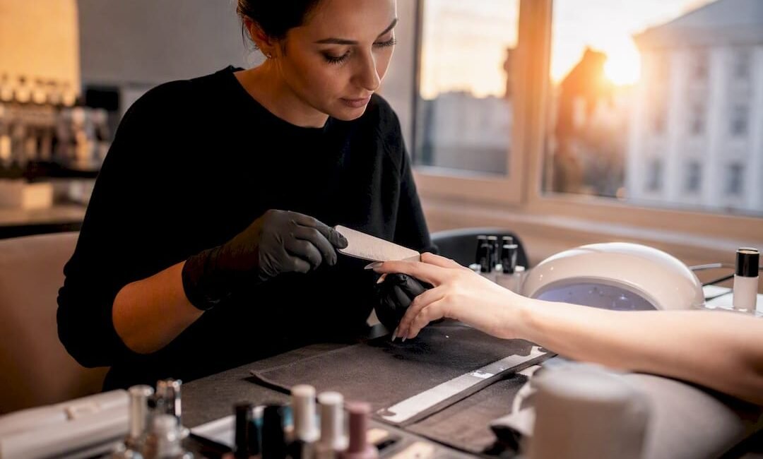 Unghie in gel per manicure in un salone di Milano