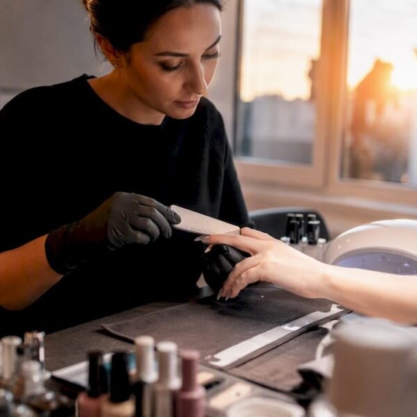 Unghie in gel per manicure in un salone di Milano