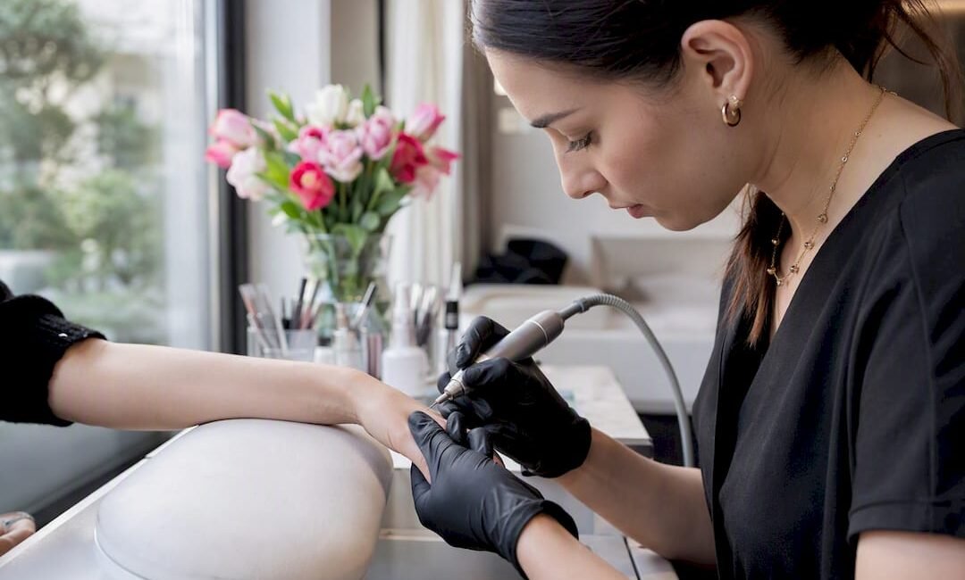 Primo piano della fresa elettrica su unghie di manicure russa