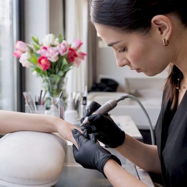 Primo piano della fresa elettrica su unghie di manicure russa