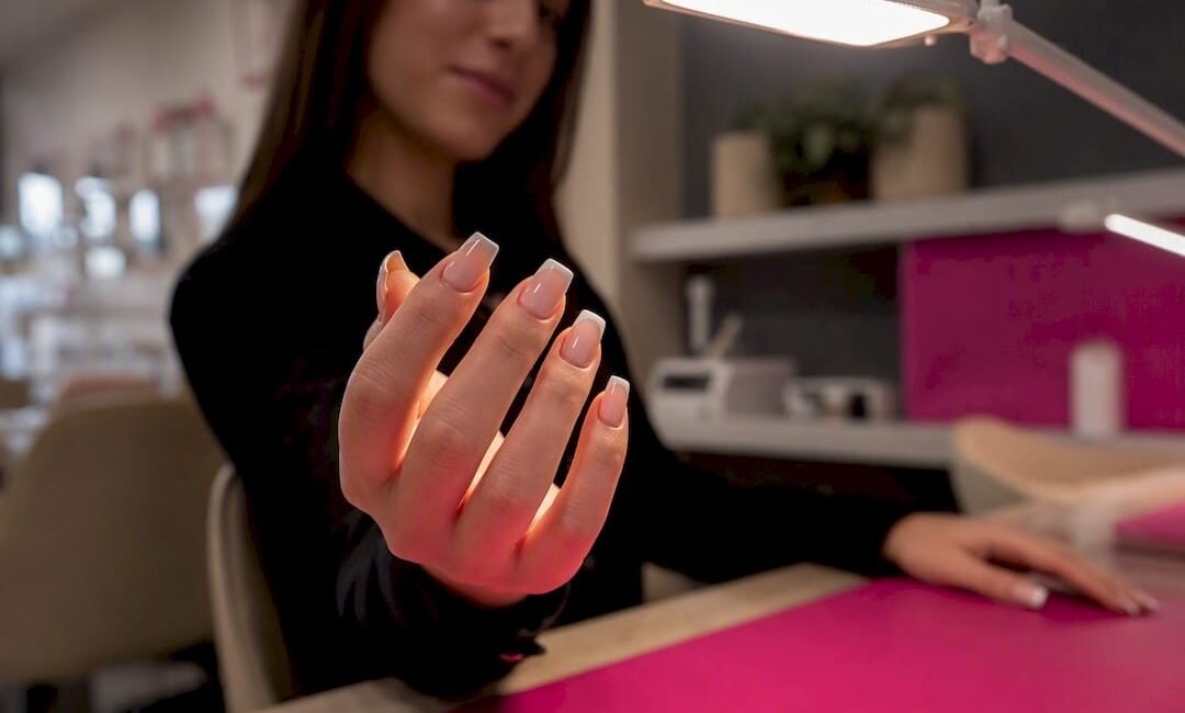Ricostruzione unghie French con muretto su modella