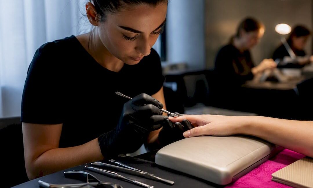 Studentessa che fa una manicure russa a Milano