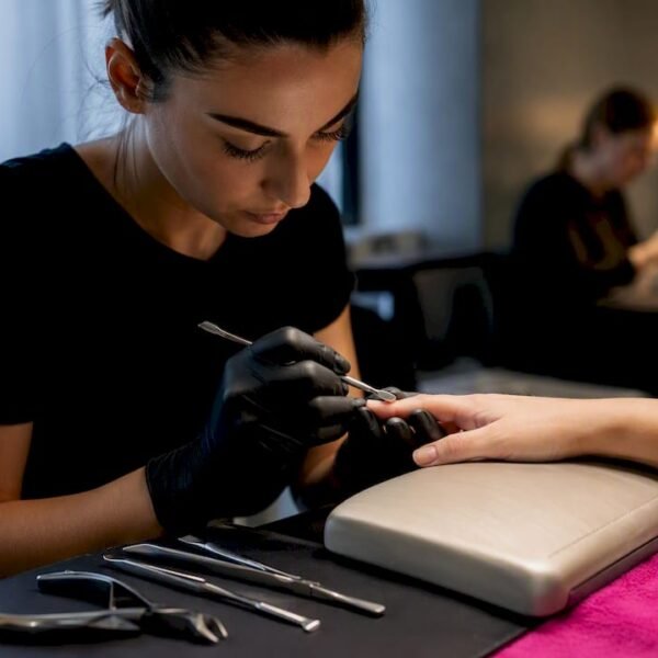 Studentessa che fa una manicure russa a Milano
