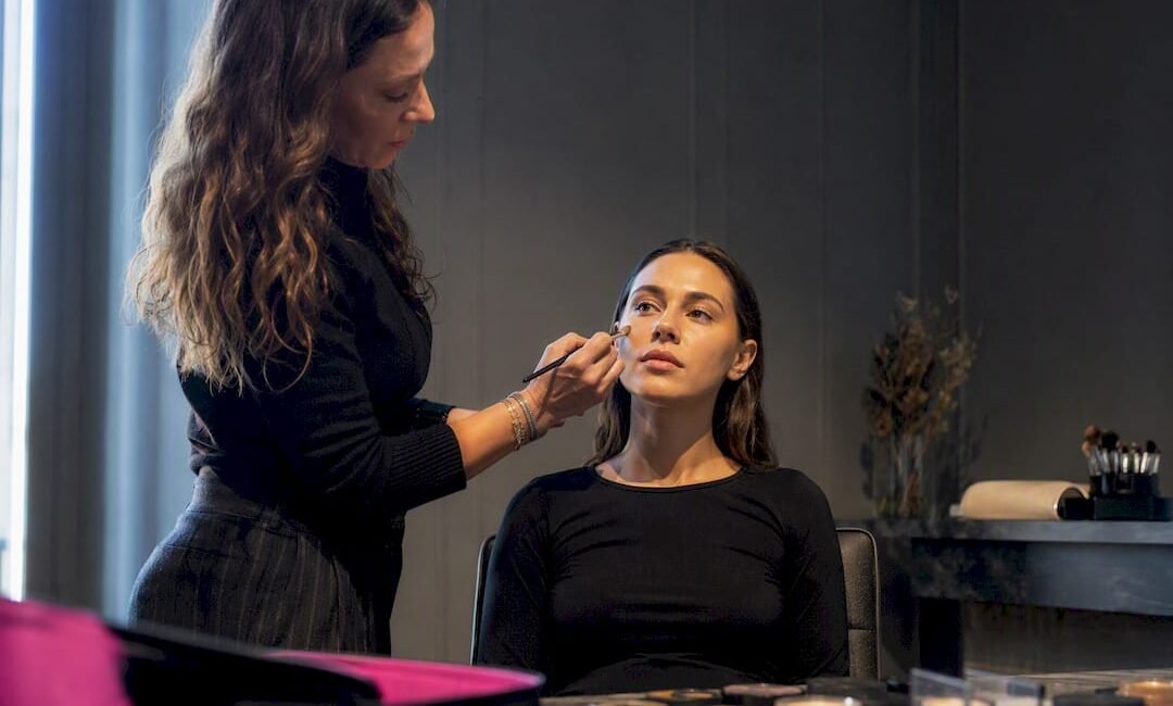 L'insegnante applica un trucco correttivo sulla modella