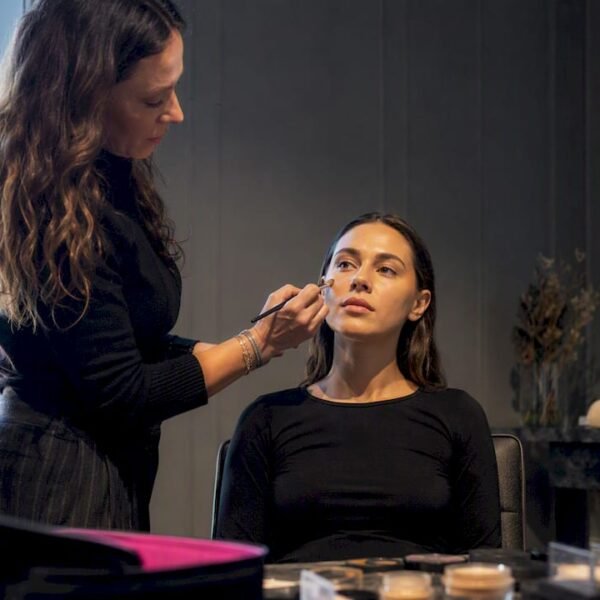 L'insegnante applica un trucco correttivo sulla modella