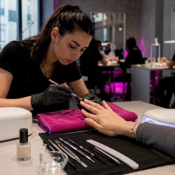 Corso pratico di ricostruzione unghie a Milano