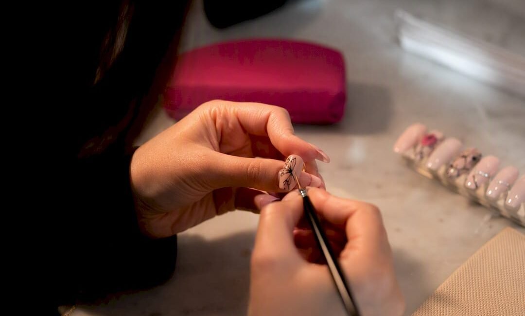 Studentessa pratica un disegno di nail art