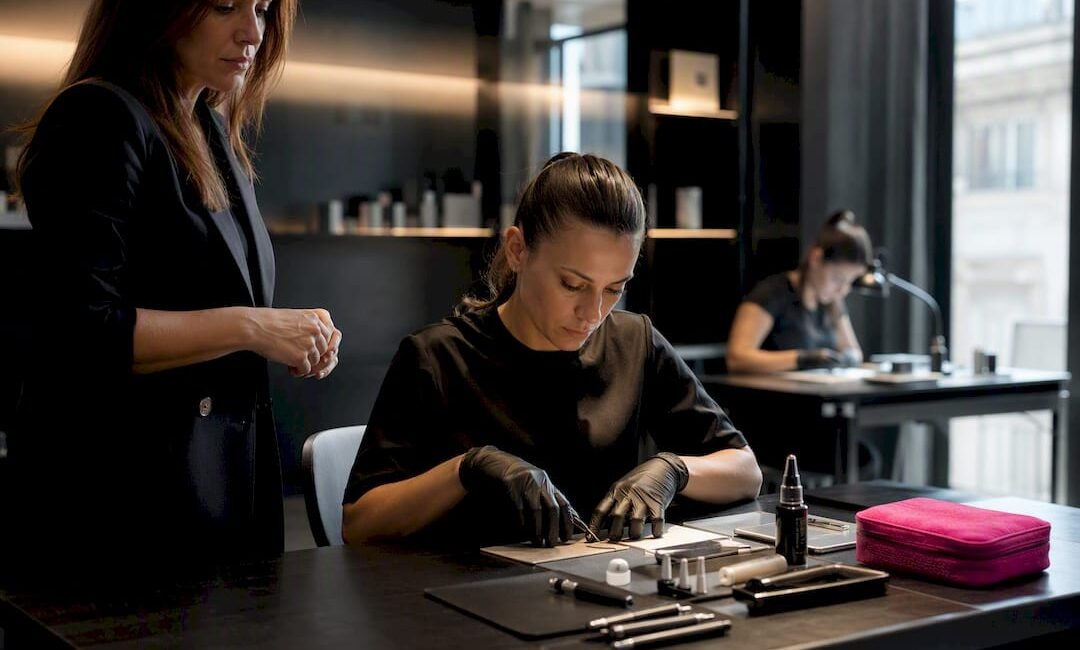 Lezione pratica di trucco permanente presso l'accademia