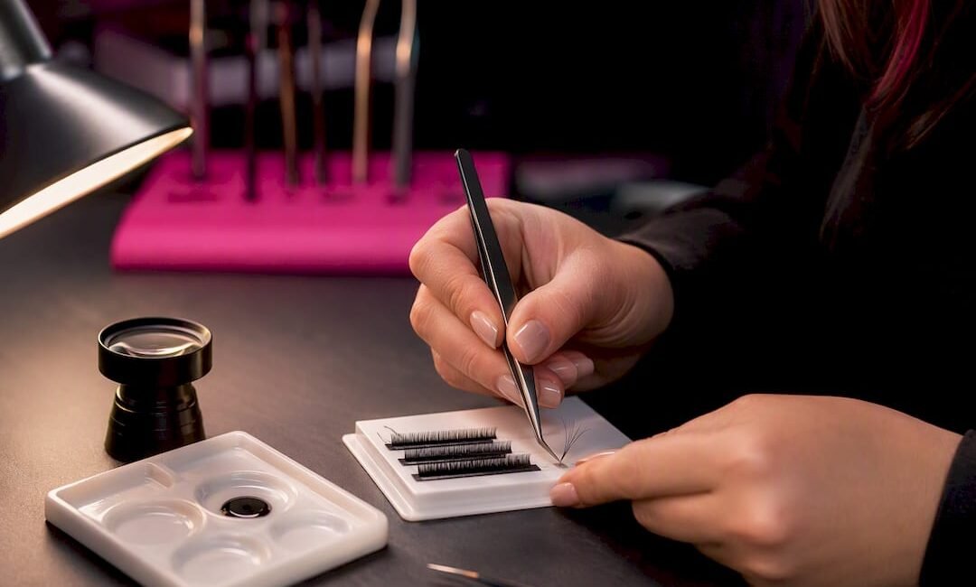 La lash artist realizza un ventaglio per il volume russo