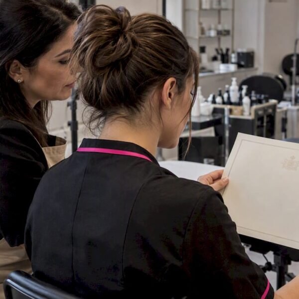 Insegnante e studente esaminano un certificato