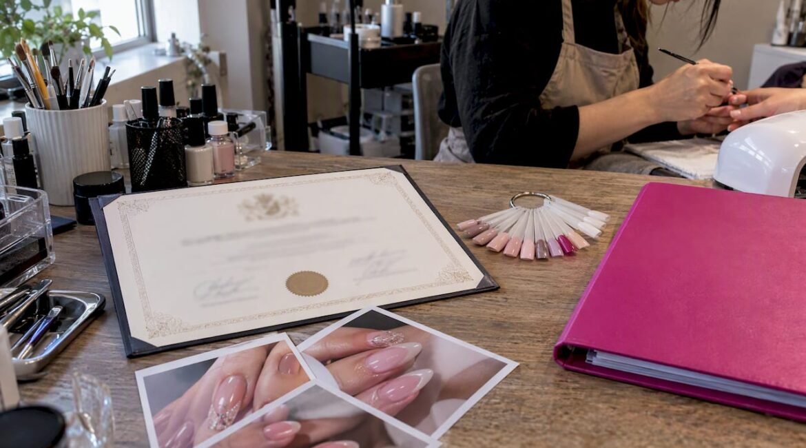 Certificato Acrigel accanto al portfolio di unghie