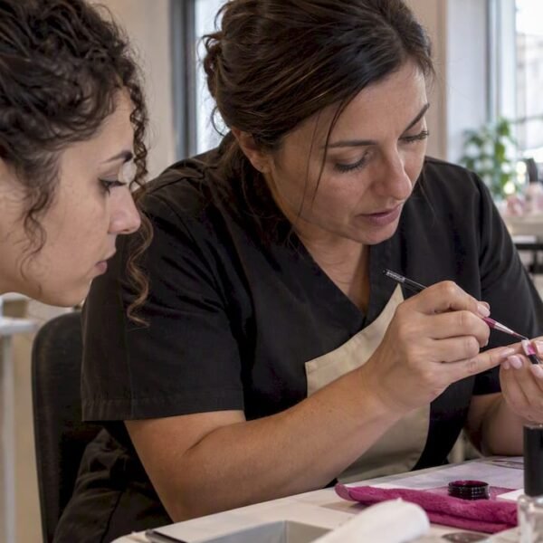 L'insegnante esegue una tecnica di nail art